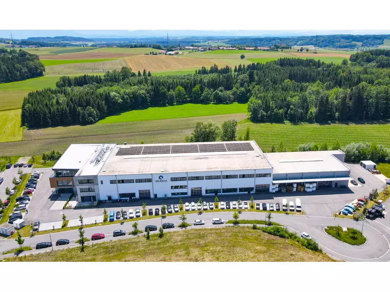 Firmengebäude außen.webp